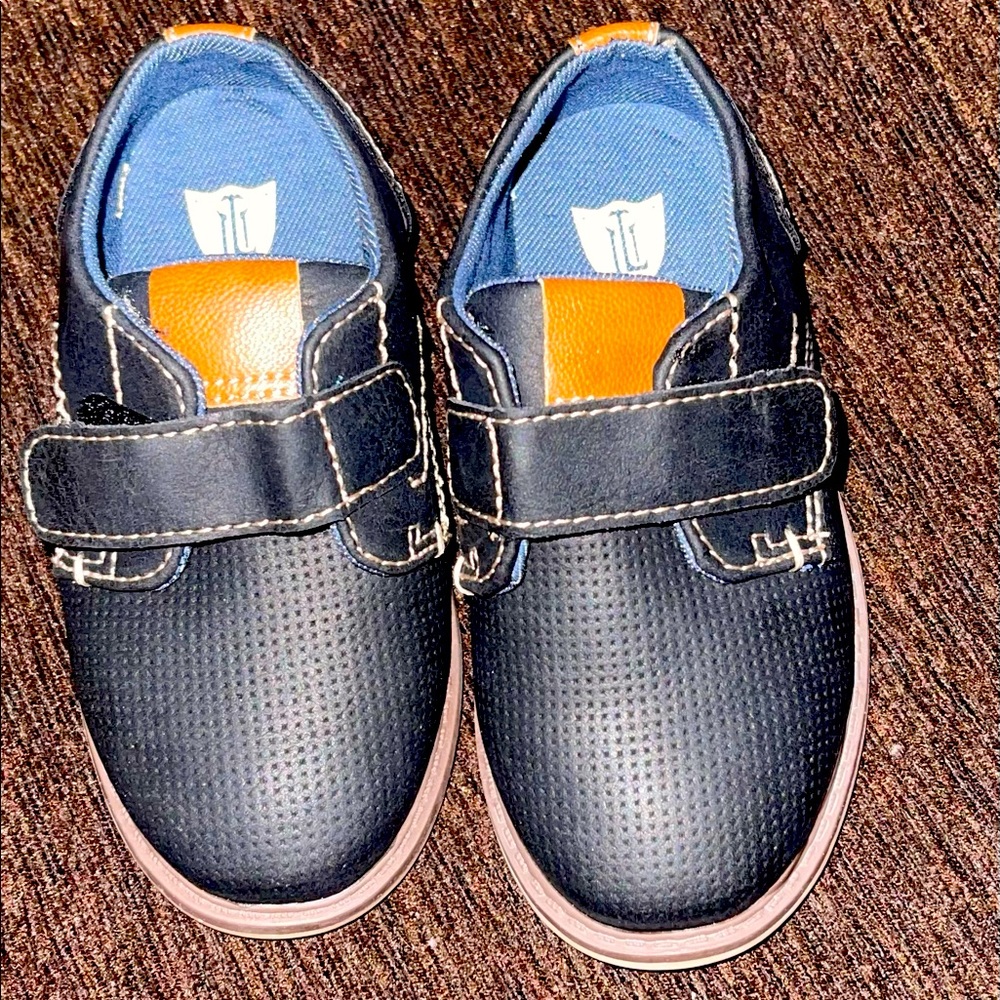 Baby shoes size 7 for a 2 or 3 year old super new never worn